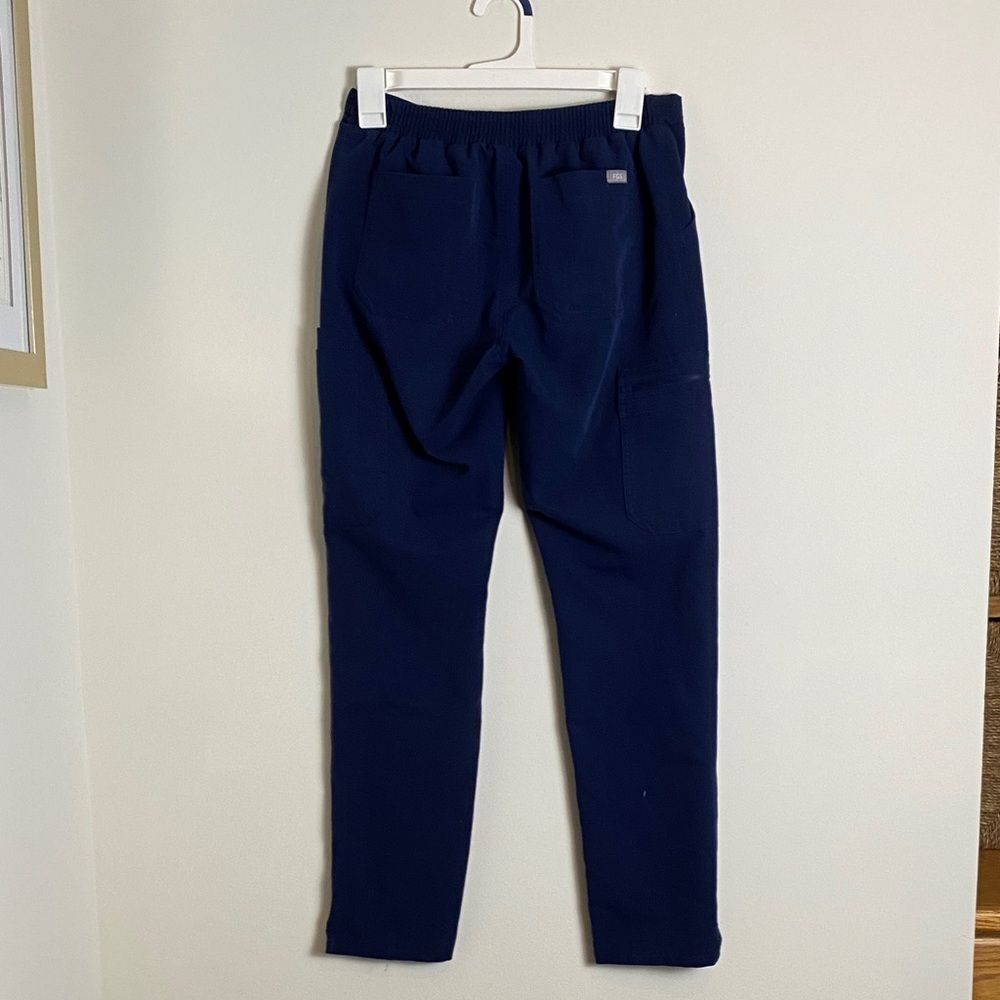 Figs Navy Blue Scrub Set: Catarina Top, Cargo Jogger Scrub Pants XS - Picture 7 of 9